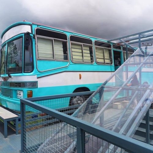 Bangkai Mobil Bus Menjadi Restoran Unik