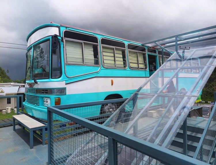 Bangkai Mobil Bus Menjadi Restoran Unik
