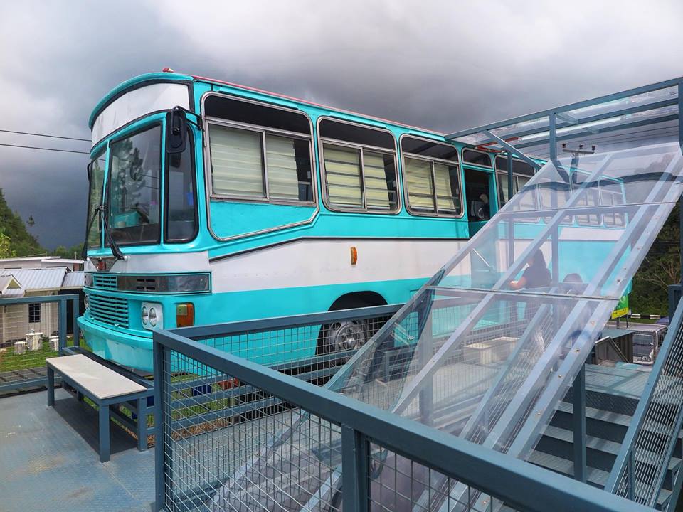 Bangkai Mobil Bus Menjadi Restoran Unik