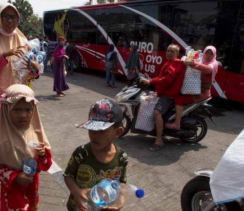 Tukar Sampah Plastik dengan Tiket Bus Suroboyo