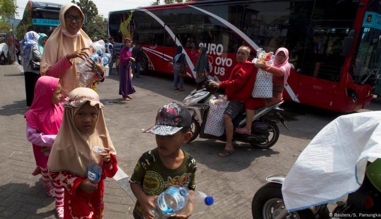 Tukar Sampah Plastik dengan Tiket Bus Suroboyo