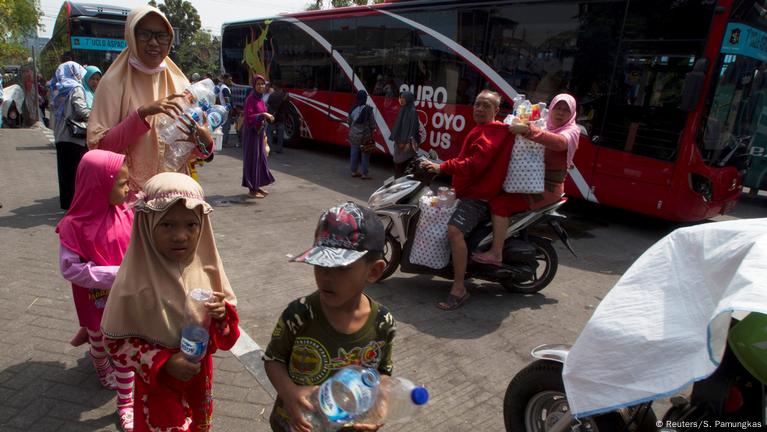Tukar Sampah Plastik dengan Tiket Bus Suroboyo
