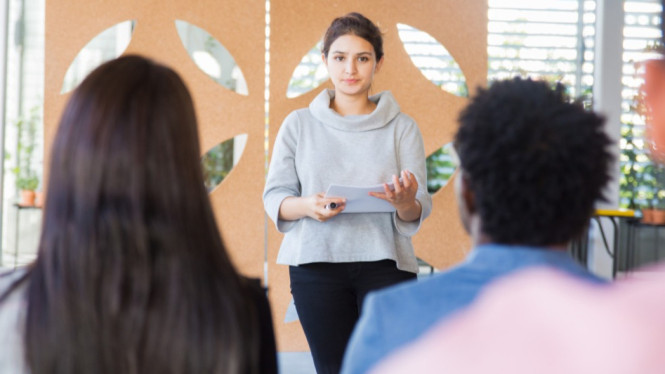 Gen Z Public Speaking 2025: 7 Cara Percaya Diri di Depan Umum